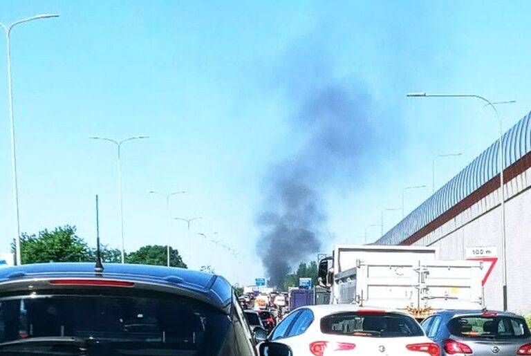 Furgone in fiamme tra Milano-Meda e Tangenziale Nord, traffico in tilt furgone fiamme paderno milano-Meda