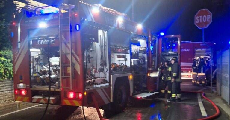 Caronno Pertusella, incendio in casa disabitata: sul posto i Vigili del Fuoco Caronno Pertusella Incendio