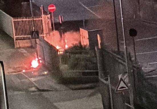 Bollate, vandala incendia i rifiuti: danni e rischio di esplosione Bollate vandala incendia rifiuti