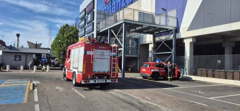 Paderno, principio d’incendio al Carrefour: clienti e personale evacuati Incendio Carrefour Paderno