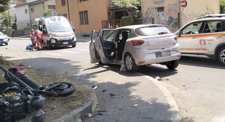 Novate Milanese, scontro tra auto e moto all’incrocio: 19enne sbalzato contro un palo, è in codice rosso incidente Novate Milanese
