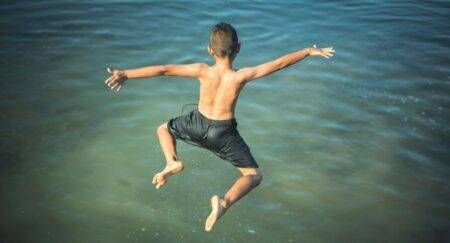 Tuffi in sicurezza, mare o piscina, le regole da seguire soprattuto per i bambini tuffo mare bambini sicurezza