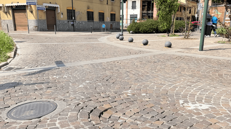 Paderno, piazza Matteotti chiusa per una settimana: via il pavé, arriva l’asfalto piazza matteotti paderno 768x432