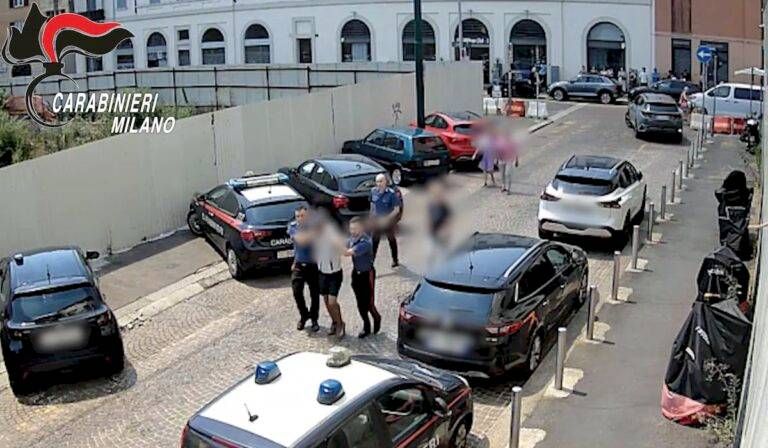 Milano, rapina sotto le telecamere dei carabinieri, arresto “in diretta” | VIDEO rapina diretta carabinieri
