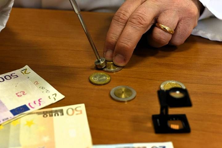 Banconote e monete false, come riconoscerle in pochi secondi: ecco i controlli da fare 771795770 1589140499292191 7533313666643844019 n