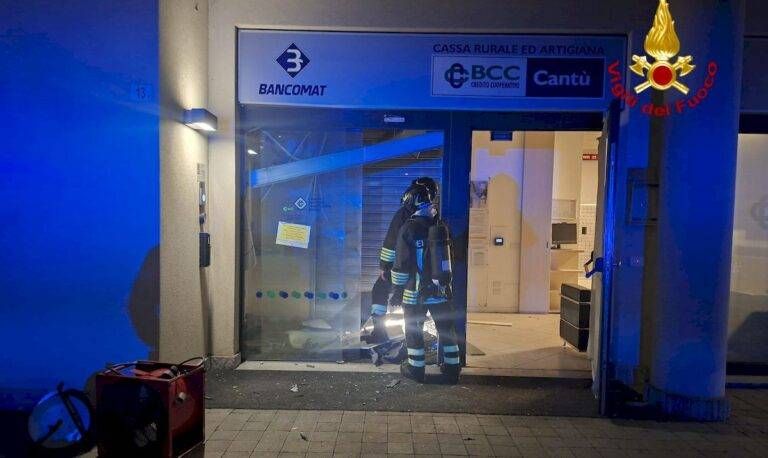 Nuovo colpo della banda del Bancomat, esplosione nella notte a Carugo, nel Comasco esplosione bancomat carugo