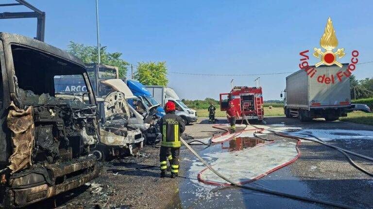Lurate Caccivio, incendio di cinque furgoni in via Cagnola: cinque squadre dei Vigili del Fuoco al lavoro IMG 20260813 WA0055 768x432