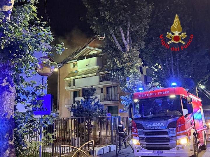 Brugherio, incendio in un appartamento: una persona muore dopo essersi lanciata dal quarto piano IMG 20260802 071756 342
