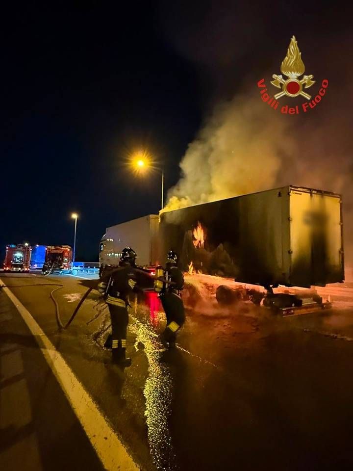 Agrate Brianza, prende fuoco il rimorchio di un camion sull’A4: intervento dei Vigili del fuoco IMG 20260802 072143 374