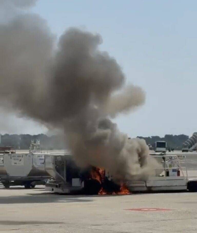 Incendio in un carrello per i bagagli: vigili del fuoco in azione a Malpensa | VIDEO Screenshot 20260817 002010 WhatsApp 1 768x906