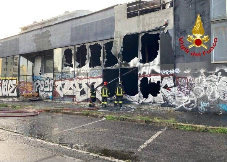 Incendio in un capannone alla Barona di Milano WhatsApp Image 2026 08 04 at 20.06.43 2 768x549