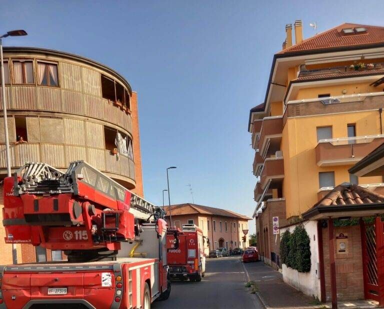Rischio caduta dal tetto, chiusa via Coni Zugna a Bollate WhatsApp Image 2026 08 12 at 18.34.01 768x618