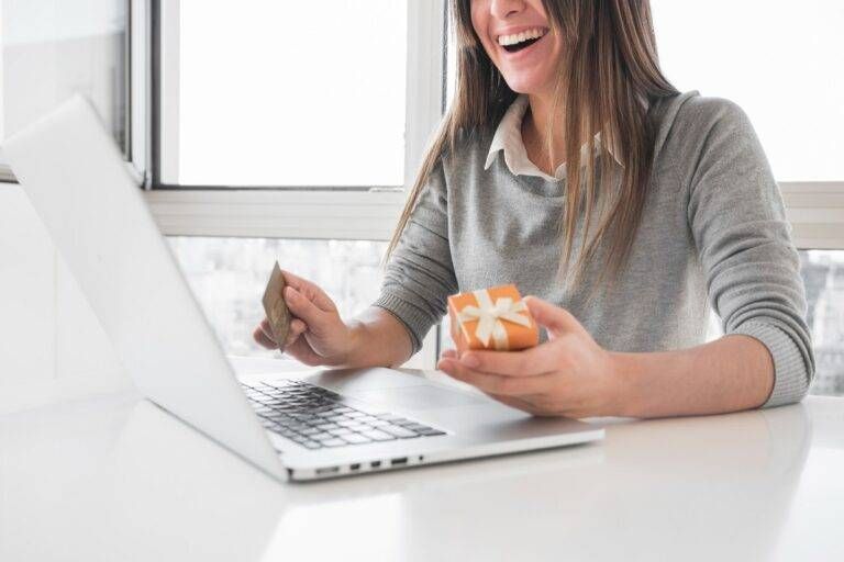 Come fare acquisti online spendendo meno: le abitudini dei consumatori più attenti acquisti on line 768x512