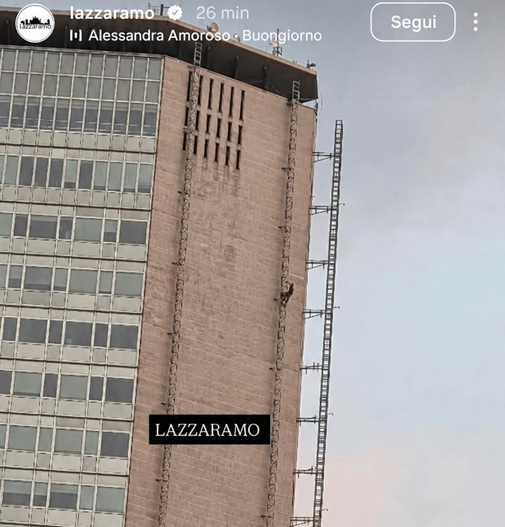 Milano, scala la facciata dell’ex Regione Lombardia: cinque: massiccio intervento dei vigili del fuoco file 00000000d7048246a8f9b09fae33f60c