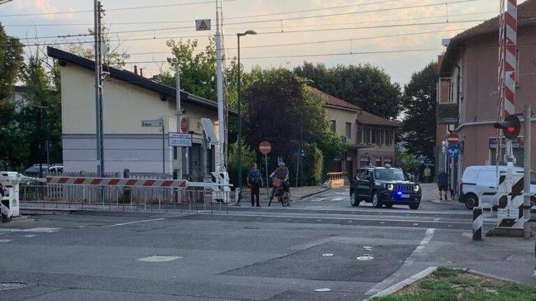 Milano-Asso, ritardi di 20 minuti ai treni: guasto a un passaggio a livello di Paderno guasto paderno ritardi treni 768x432