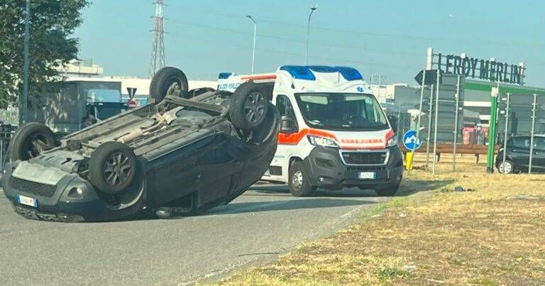 Auto ribaltata ad Arese, incidente tra Leroy Merlin e Il Centro Arese auto ribaltata