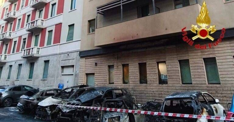 Milano, incendio in via Mauro Macchi: sei auto distrutte dalle fiamme, evacuato un albergo Milano incendio