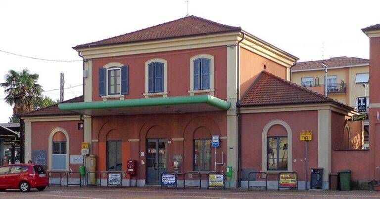 Tradate, lite davanti alla stazione: 30enne ferito al collo, indagano i carabinieri Tradate lite stazione