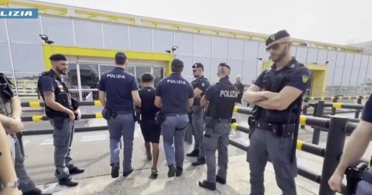 Milano Malpensa, due egiziani espulsi con un volo charter per Il Cairo: operazione coordinata da Frontex Milano Malpensa espulsi