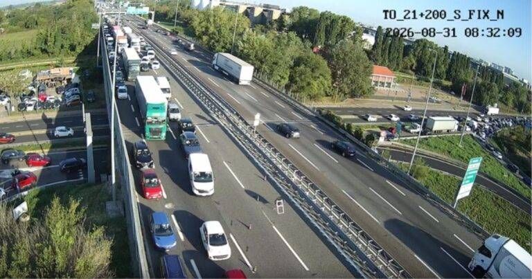 Milano, camion prende fuoco sulla Tangenziale Ovest: cinque km di coda Milano camion prende fuoco