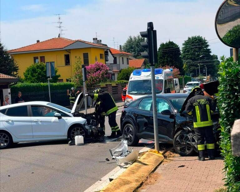Ceriano Laghetto, scontro tra auto al semaforo, uomo finisce in ospedale markup 120792 768x614