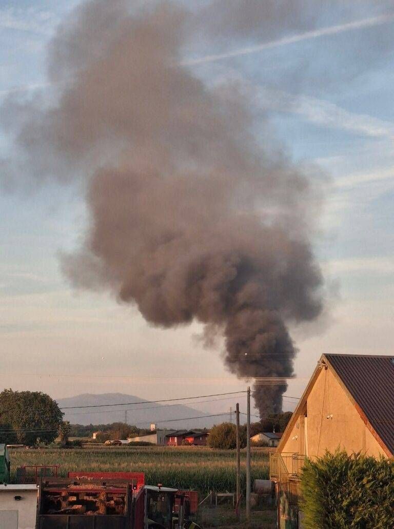 Turate, incendio in un capannone: intervento dei vigili del fuoco 1000474998 768x1031
