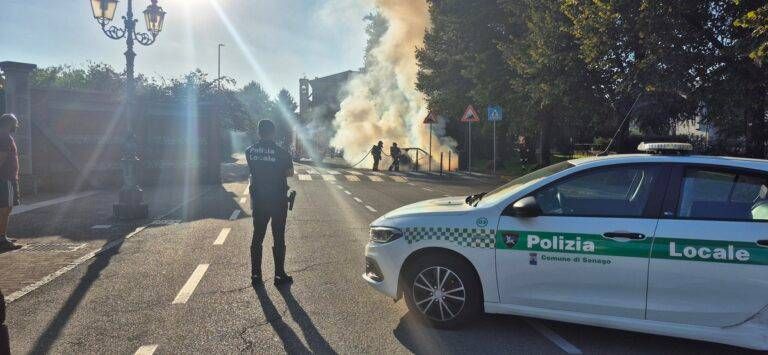 Senago, Smart in fiamme in via Togliatti: densa colonna di fumo visibile a distanza 20260923 173422 1 768x355