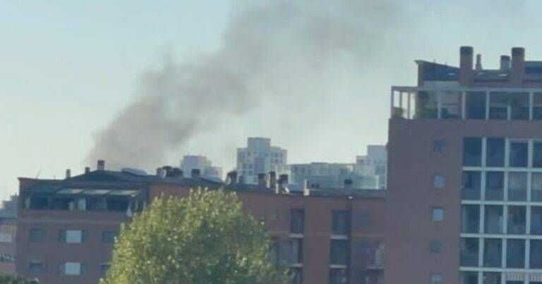 Incendio a Milano, fiamme sul tetto di un palazzo di 10 piani in via Mar Nero Incendio Milano fiamme