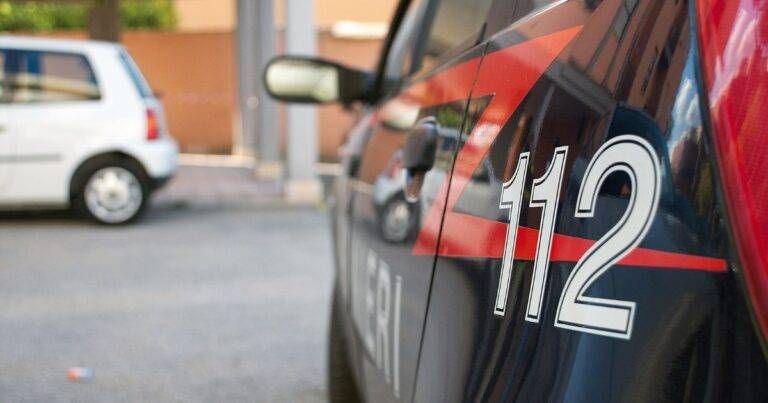 Saronno, donna in escandescenze lancia oggetti dalla finestra Saronno