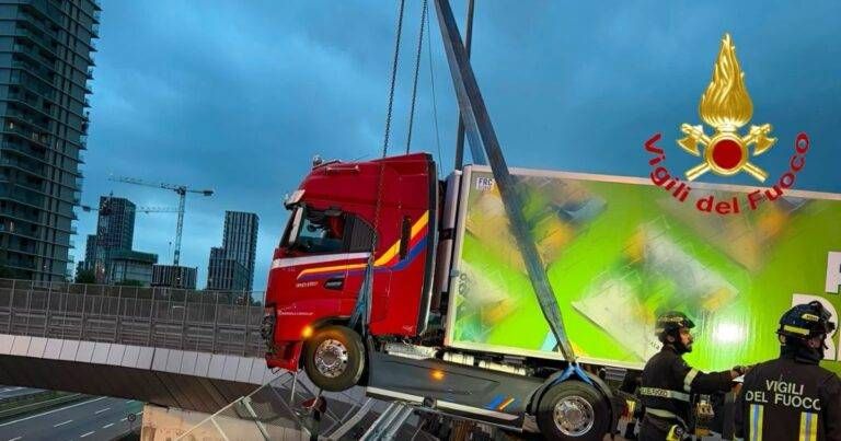 Tir sospeso nel vuoto: sfiorata la tragedia alle porte di Milano Cascina merlata tir