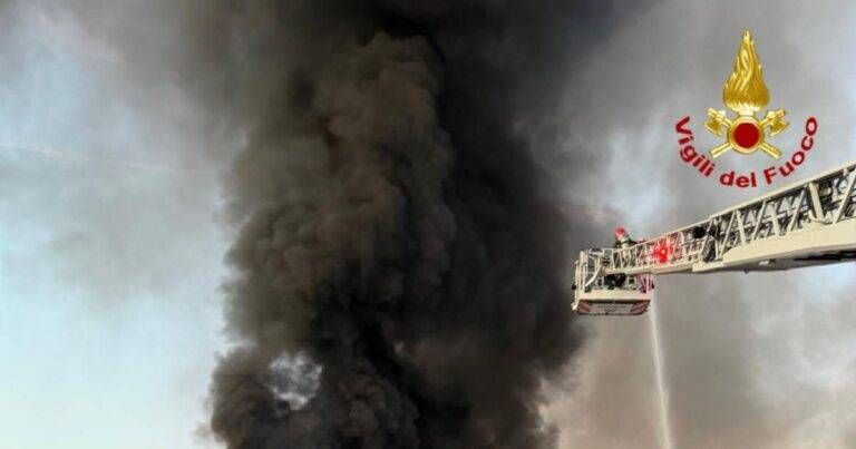 Incendio a Turate, ancora fiamme, fumo visibile dal Saronnese e dal Bollatese – FOTO Incendio Turate