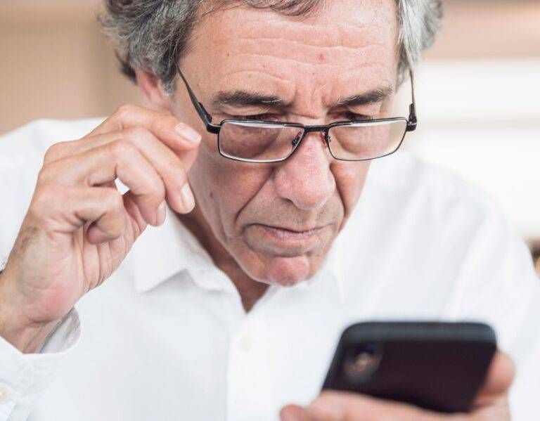 Garbagnate, chiama il Cup: scatta la truffa Sms e le svuotano il conto messaggio telefono truffa urp
