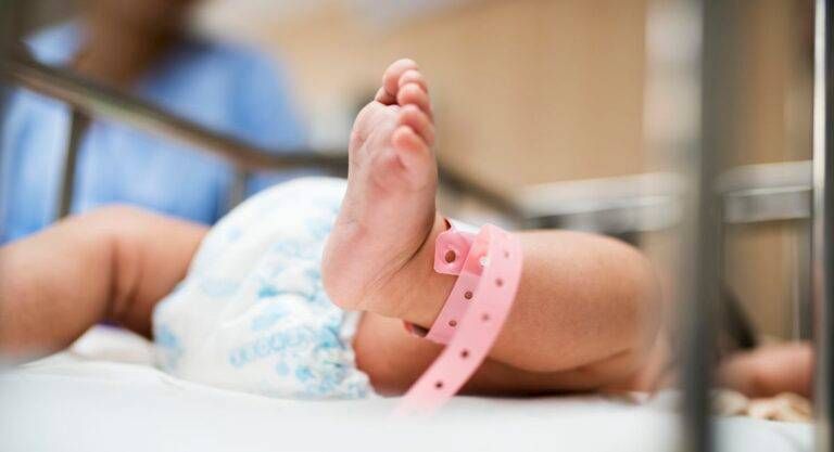 La buona notizia, un giorno di nascite quasi raddoppiate neonato bambino ospedale